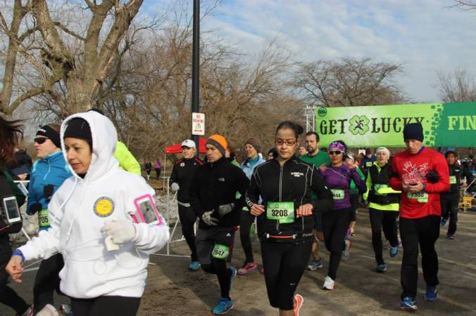 there I am at the start in the yellow and vest!