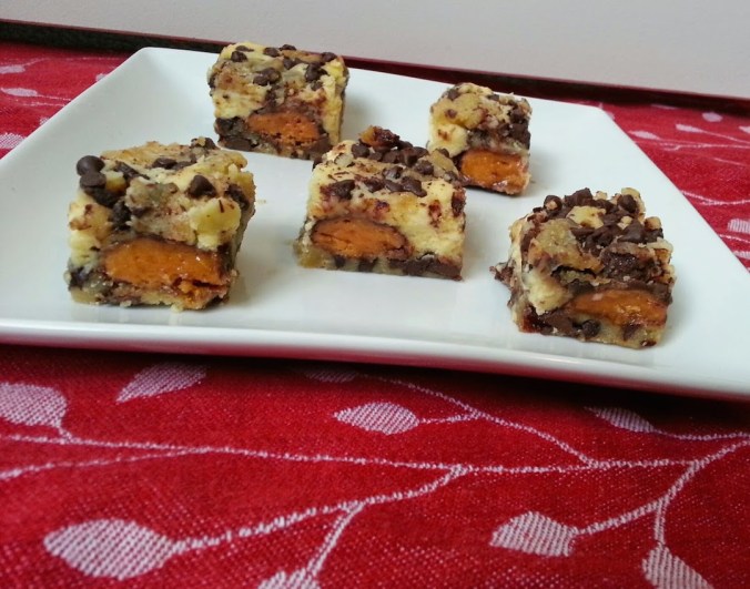 Butterfinger cheesecake cookie bars
