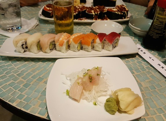 <3 me some sushi. Sashimi and rainbow roll