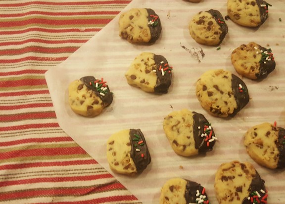 Chocolate Dipped Heath Bar Chip Shortbread~icrashedtheweb
